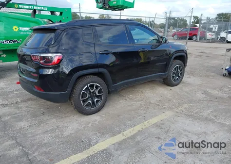 2025 Jeep Compass Trailhawk 4X4 из США, поврежденный, VIN 3C4NJDDNXST622160